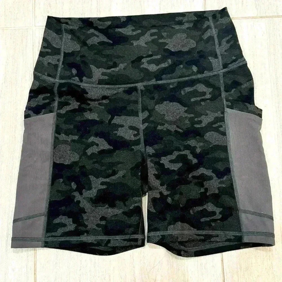 Fabletics Anywhere Motion 365 Camo biker short - Picture 1 of 2